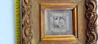 Antica cornice dorata con decorazioni