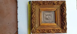 Antica cornice dorata con decorazioni