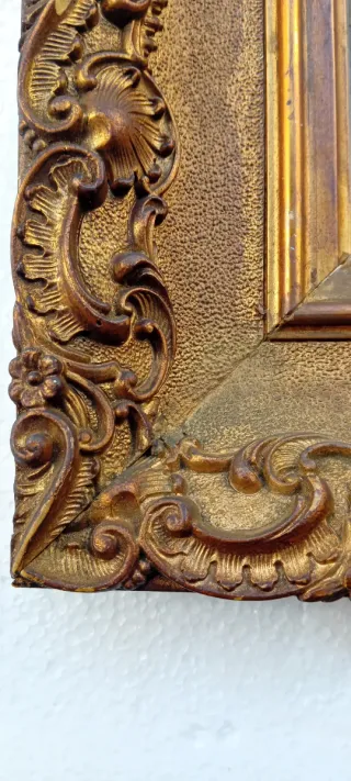 Antica cornice dorata con decorazioni