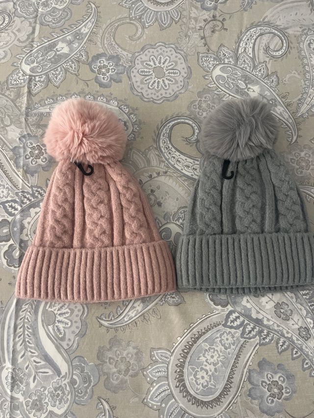 2 gorros de lana con pompón