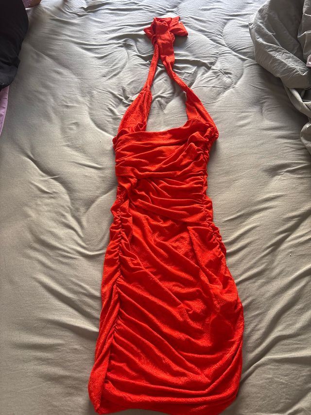 Vestido naranja midi con fruncido