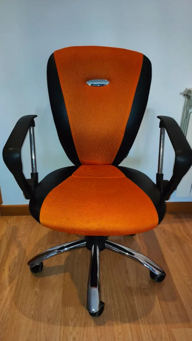 Silla de escritorio naranja y negra