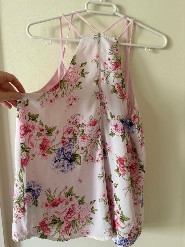 Camiseta rosa floral sin mangas