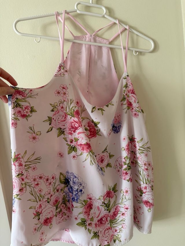 Camiseta rosa floral sin mangas