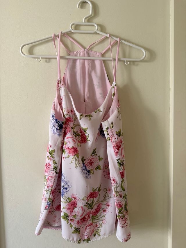 Camiseta rosa floral sin mangas