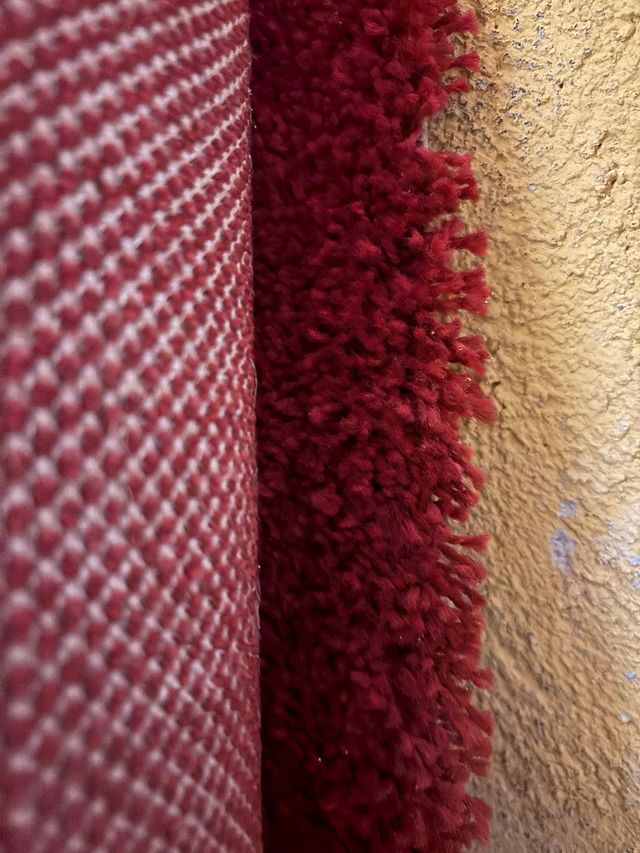 Alfombra granate de tela grande