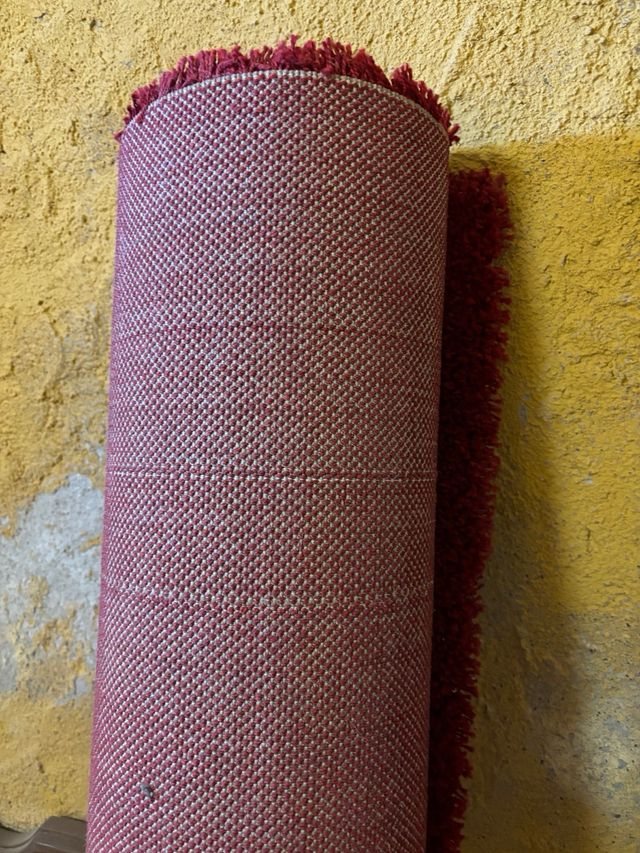 Alfombra granate de tela grande