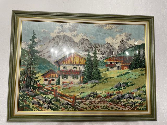 Cuadro bordado paisaje montañoso