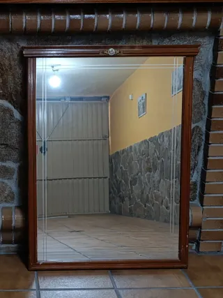 Espejo de madera con detalles