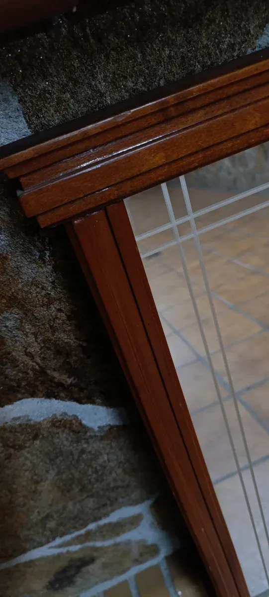 Espejo de madera con detalles