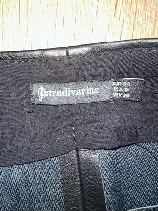 Falda efecto piel Stradivarius Talla M