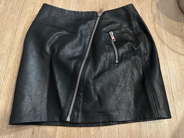 Falda efecto piel Stradivarius Talla M