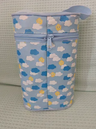 Porta biberones con diseño de nubes y caritas