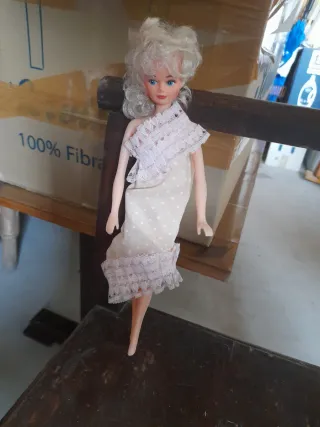 Muñeca antigua rubia con vestido rosa