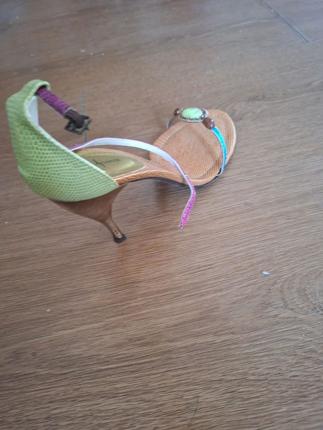 Sandalias de piel verde y multicolor