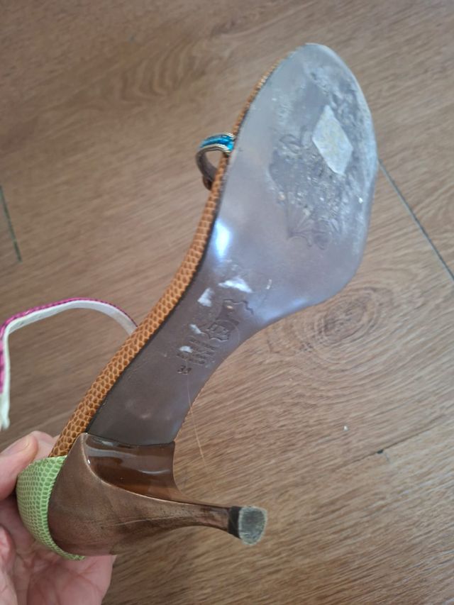 Sandalias de piel verde y multicolor