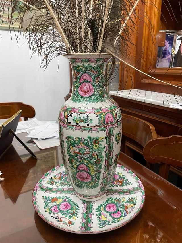 Jarrón de porcelana con flores