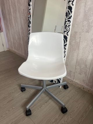 Silla giratoria blanca