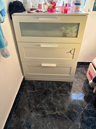 Cómoda blanca con detalles de cristal