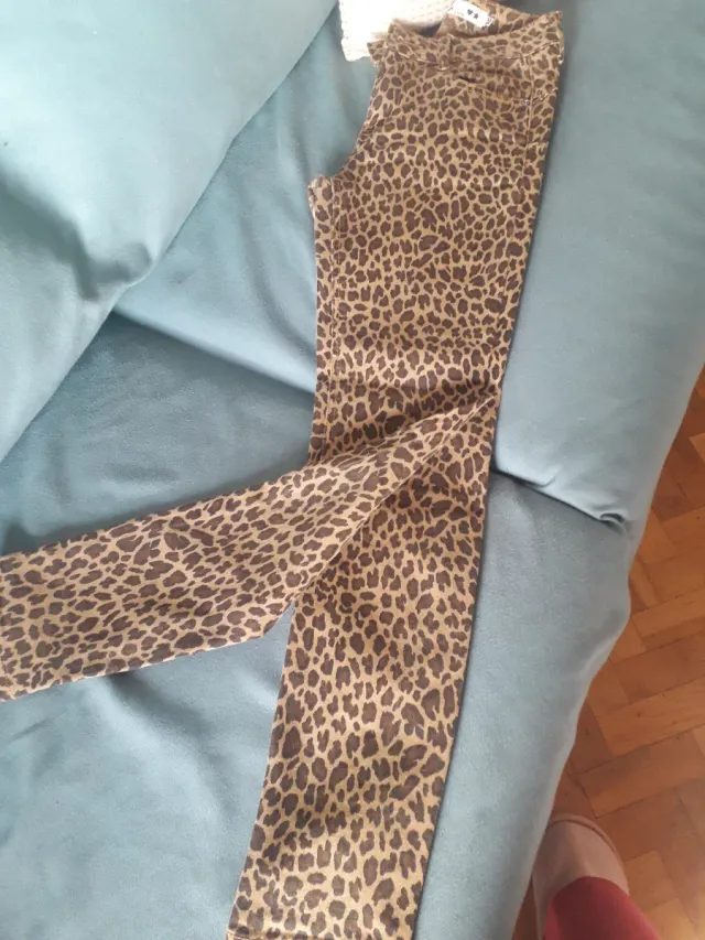 Pantalón pitillo estampado animal print