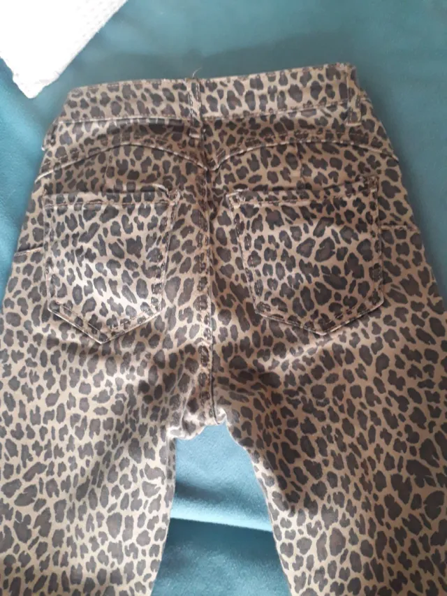 Pantalón pitillo estampado animal print
