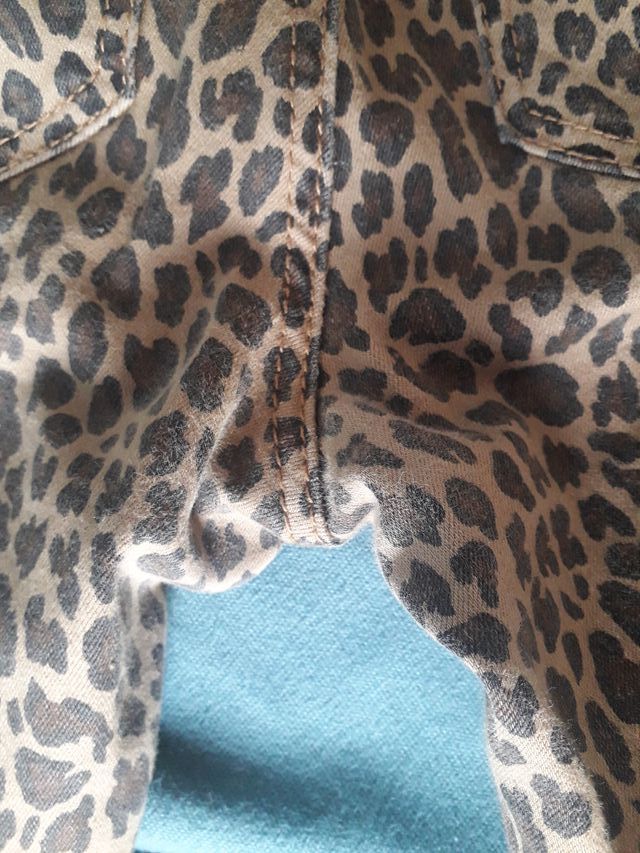 Pantalón pitillo estampado animal print