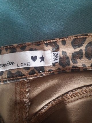 Pantalón pitillo estampado animal print