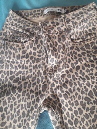 Pantalón pitillo estampado animal print