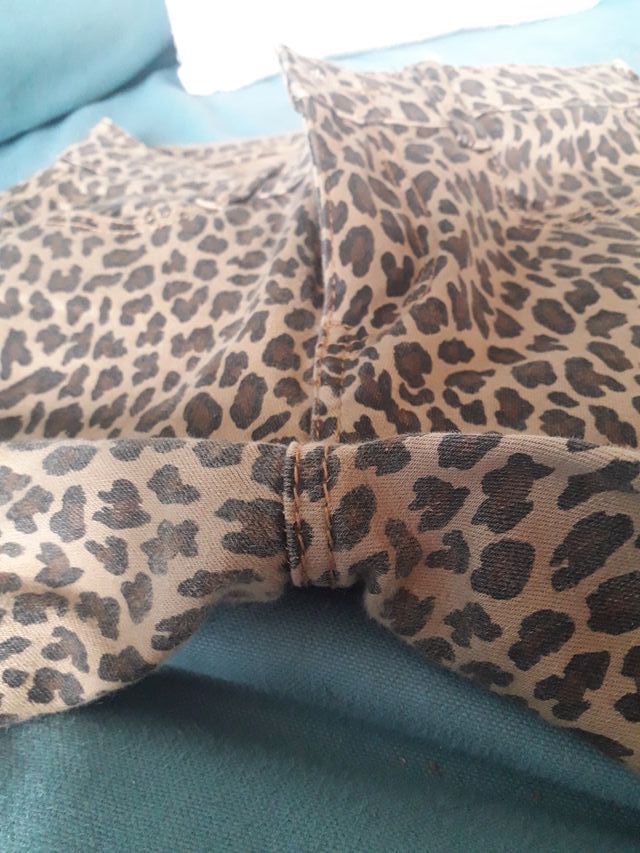 Pantalón pitillo estampado animal print