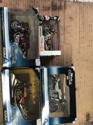 4 modellini di moto giapponesi e due auto classiche