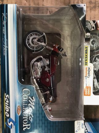 4 modellini di moto giapponesi e due auto classiche