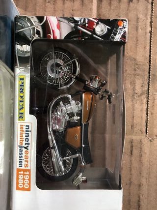 4 modellini di moto giapponesi e due auto classiche