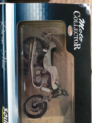 4 modellini di moto giapponesi e due auto classiche