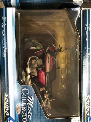 4 modellini di moto giapponesi e due auto classiche