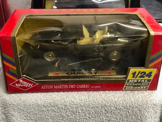 4 modellini di moto giapponesi e due auto classiche