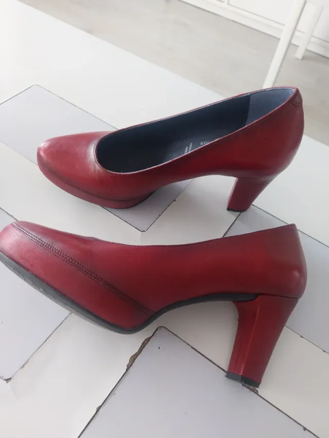 Zapatos de salón Fluchos rojos