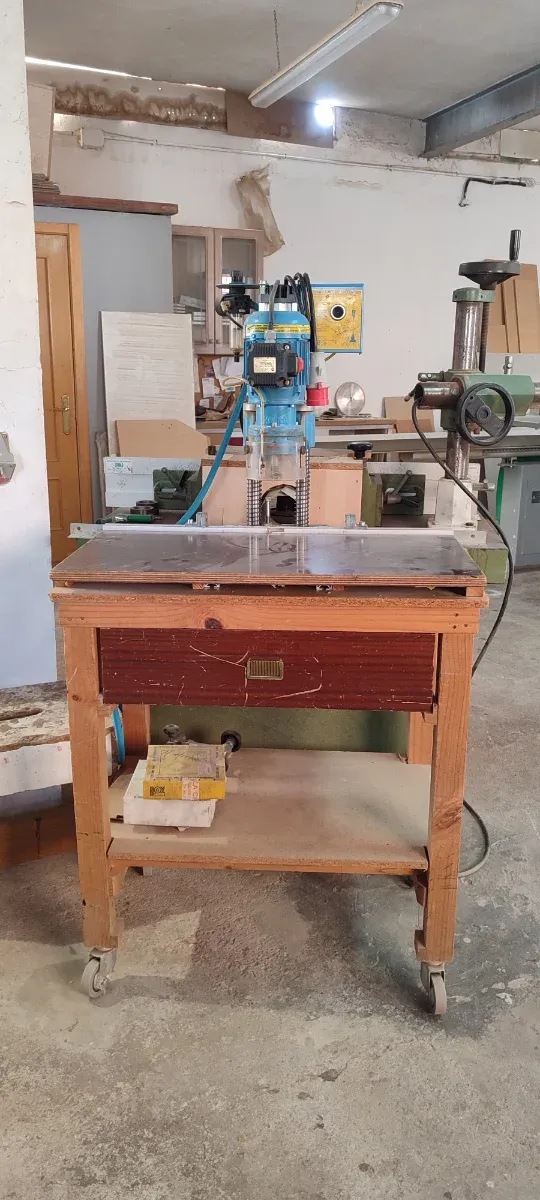 Máquina para agujeros de bisagras