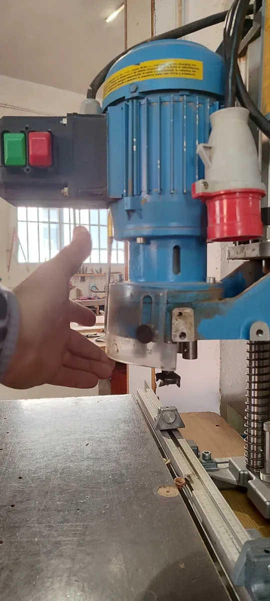 Máquina para agujeros de bisagras