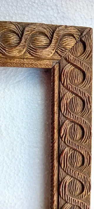 Cornice antica in legno intagliato