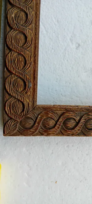 Cornice antica in legno intagliato