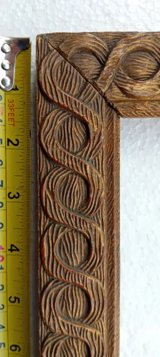 Cornice antica in legno intagliato