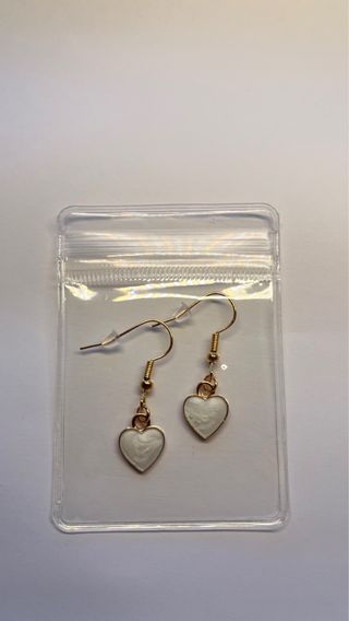 Pendientes Corazón Blanco y Dorado.