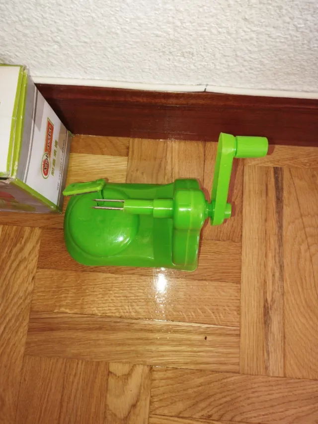 Pelador de Frutas Manual Verde