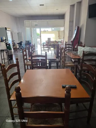 11 Mesas y 35 Sillas de Madera. No hago envios