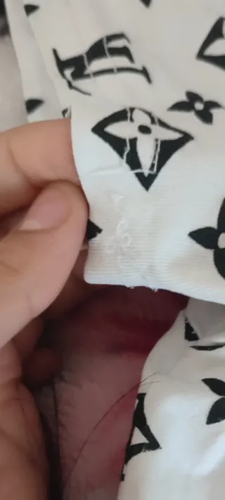 T-shirt stile Louis Vuitton