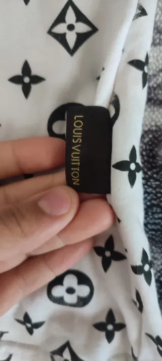 T-shirt stile Louis Vuitton