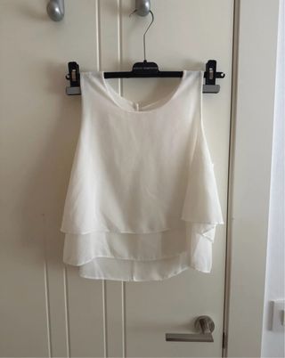 Blusa blanca de tirantes con volantes