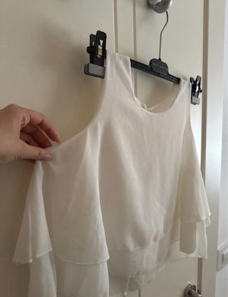Blusa blanca de tirantes con volantes