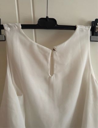 Blusa blanca de tirantes con volantes