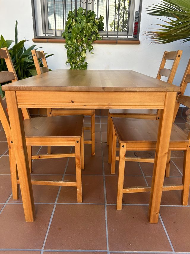 Mesa de madera con 4 sillas
